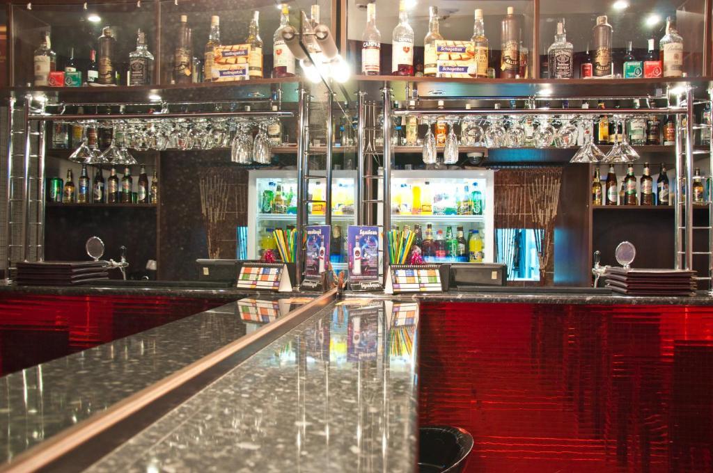 Avenue Hotel Zaslawye Bagian luar foto
