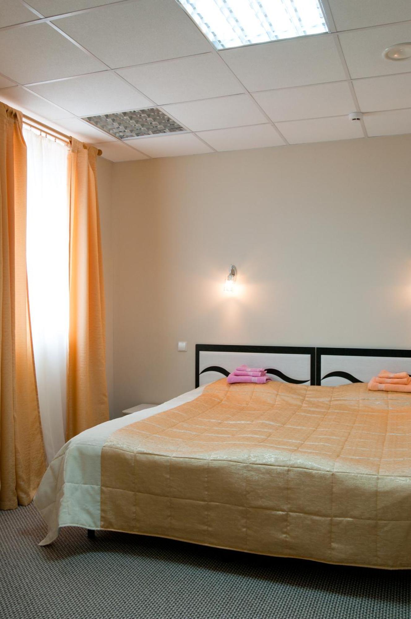 Avenue Hotel Zaslawye Bagian luar foto